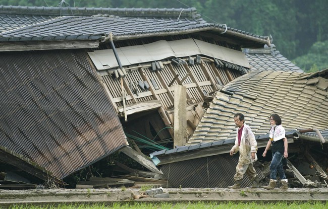 Chùm ảnh lũ lụt nhấn chìm viện dưỡng lão, nuốt chửng nhà dân khiến ít nhất 20 người thiệt mạng ở Nhật Bản - Ảnh 9.