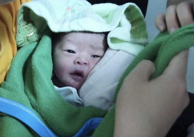 TP.HCM: Thêm một bé trai bị bỏ rơi trên ghế đá ban đêm, còn nguyên dây rốn - Ảnh 1. TP.HCM: Thêm một bé trai bị bỏ rơi trên ghế đá ban đêm, còn nguyên dây rốn - Ảnh 1.