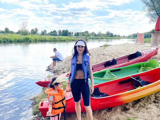 Vợ chồng Diễm Trang cho con gái đi chèo Kayak.