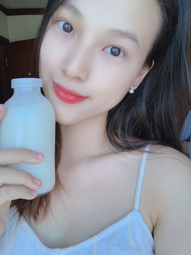 Bà bầu Hoàng Oanh tự làm sữa hạt để uống tại nhà.