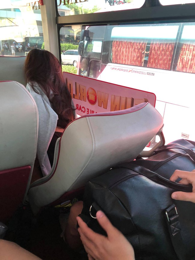 Hạ ghế đè lên người phía sau trên xe khách, được nhắc nhở người phụ nữ này còn có thái độ ngang ngược, thách thức - Ảnh 2.