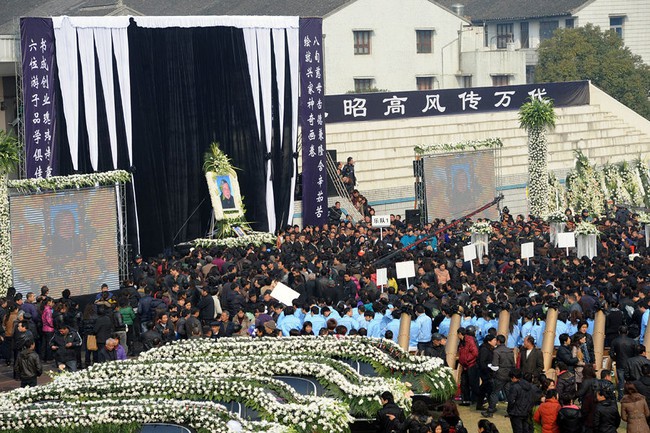 Đám tang của đại gia Trung Quốc: Chi hơn 16 tỷ đồng tổ chức tang lễ xa xỉ và câu chuyện người giàu phô trương thân thế địa vị - Ảnh 2.