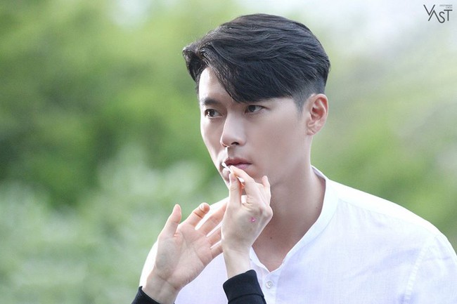 Hyun Bin lại khiến dân tình &quot;đổ rạp&quot; trước loạt khoảnh khắc hậu trường mà thần thái chẳng khác gì chụp họa báo - Ảnh 4.