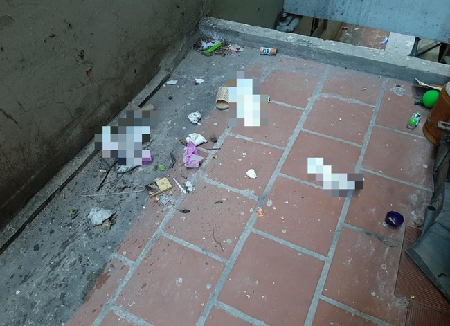 Hoảng hồn với thứ rác thải mất vệ sinh được các cô nàng thẳng tay ném qua cửa sổ khu chung cư đông dân cư nhất Hà Nội - Ảnh 1.