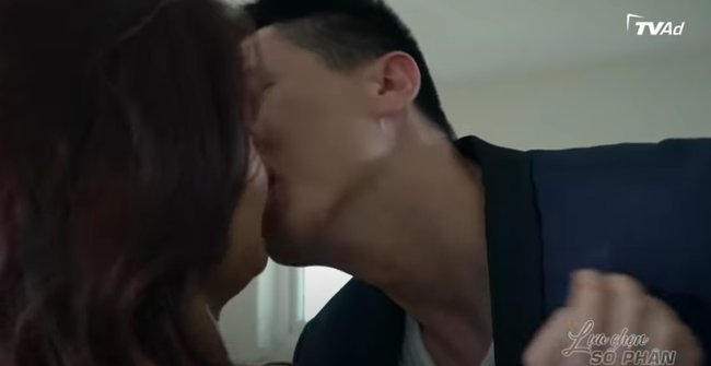 &quot;Lựa chọn số phận&quot;: Bạn trai soái ca hôn môi rồi đưa Phương Oanh vào phòng ngủ để xin lỗi  - Ảnh 4.
