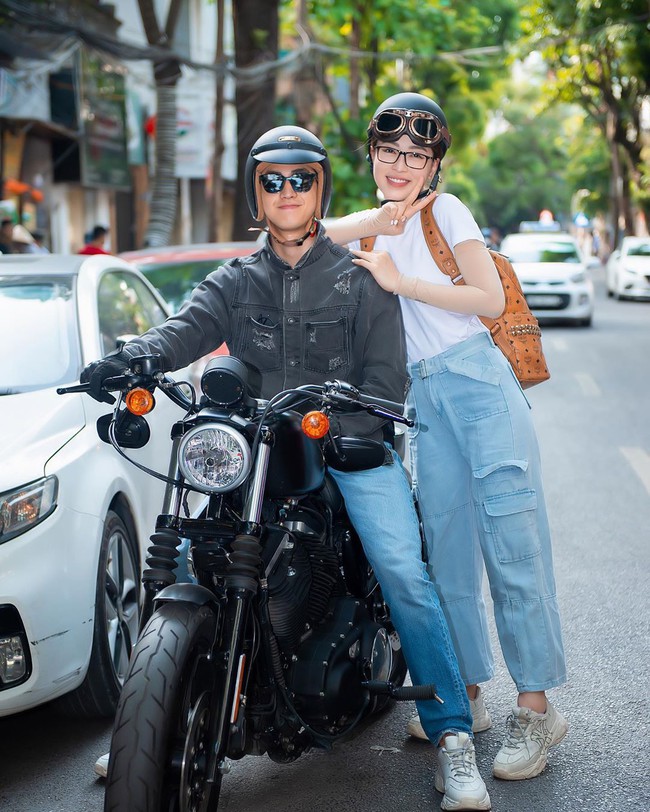 Phương Nga hài hước viết: Chụp hình cùng mợ cả và mợ hai. Phương Nga hài hước viết: Chụp hình cùng mợ cả và mợ hai.