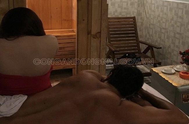 Đồng Nai: Nữ nhân viên massage trút bỏ nội y đang kích dục cho khách nam thì bị bắt quả tang - Ảnh 1.