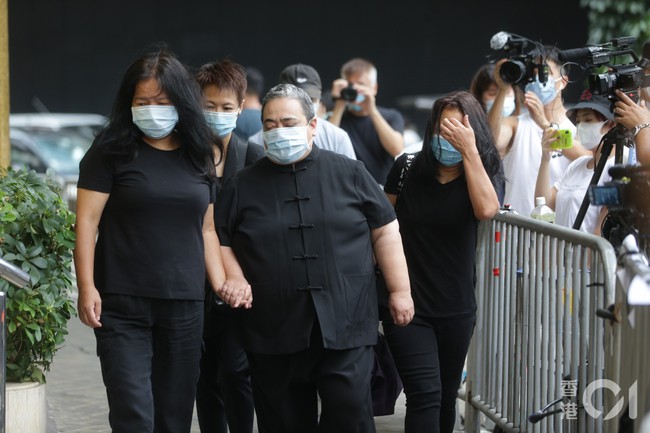 Khung cảnh đau thương tại tang lễ Vua sòng bài Macau ngày thứ 2: Gia quyến lặng lẽ xuất hiện, quan chức và người dân mang di ảnh đến viếng lần cuối - Ảnh 1.