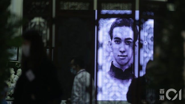 Khung cảnh đau thương tại tang lễ Vua sòng bài Macau ngày thứ 2: Gia quyến lặng lẽ xuất hiện, quan chức và người dân mang di ảnh đến viếng lần cuối - Ảnh 20.