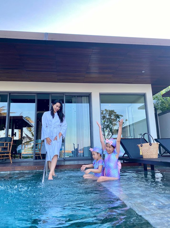 Lưu Hương giang nô đùa với 2 con gái trong chuyến đi Quy Nhơn. Lưu Hương giang nô đùa với 2 con gái trong chuyến đi Quy Nhơn.