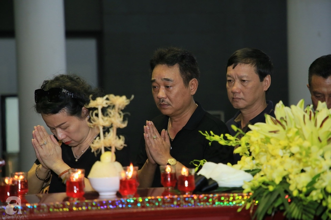 Tang lễ NSƯT Hoàng Yến "Của Để Dành": Xuân Bắc cùng đông đảo nghệ sĩ tới đưa tiễn bà về nơi an nghỉ cuối cùng - Ảnh 8. Tang lễ NSƯT Hoàng Yến "Của Để Dành": Xuân Bắc cùng đông đảo nghệ sĩ tới đưa tiễn bà về nơi an nghỉ cuối cùng - Ảnh 8.