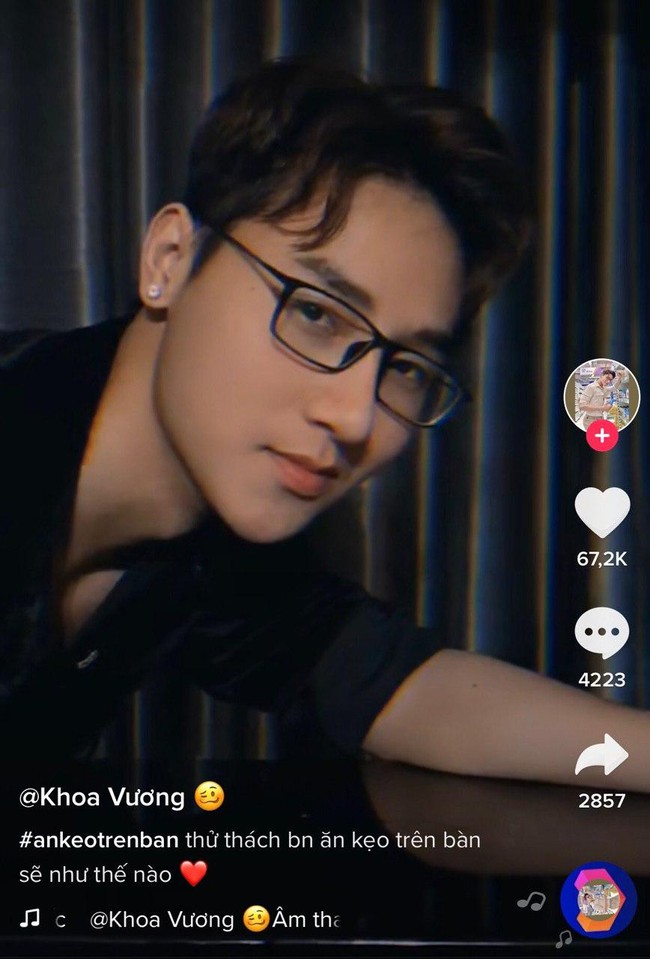 &quot;Nam vương thều thào&quot; trên TikTok lại sáng tạo ra trend ăn kẹo trên bàn, dân tình thi nhau cà khịa toàn những câu đỉnh cao - Ảnh 1.