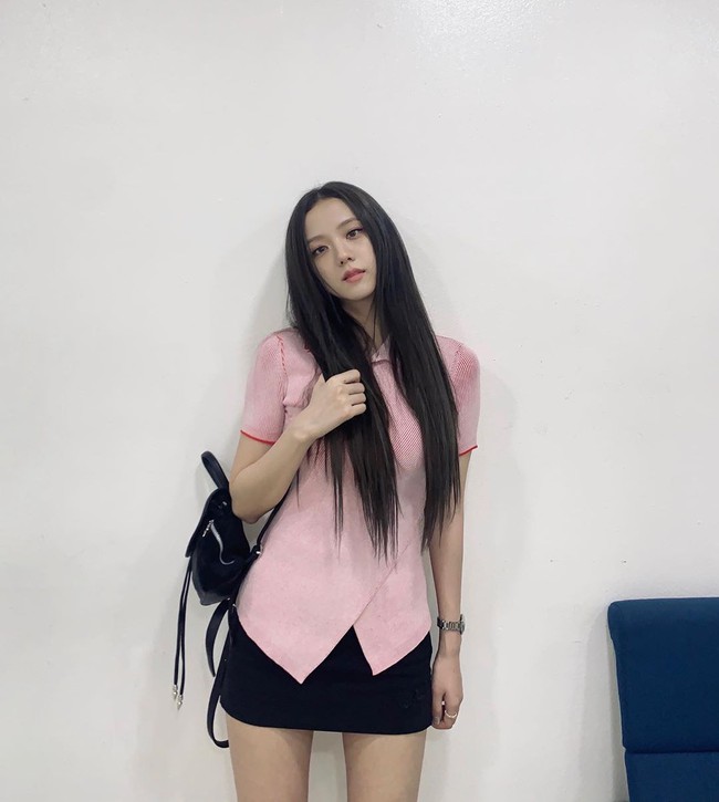 Chân váy ngắn chính là "bảo bối" của hội mỹ nhân thấp bé Kbiz và loạt cách diện chuẩn sành điệu đáng học từ họ - Ảnh 4. Chân váy ngắn chính là "bảo bối" của hội mỹ nhân thấp bé Kbiz và loạt cách diện chuẩn sành điệu đáng học từ họ - Ảnh 4.
