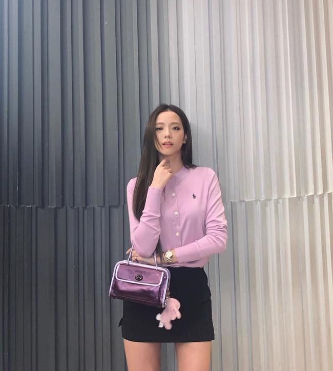Chân váy ngắn chính là "bảo bối" của hội mỹ nhân thấp bé Kbiz và loạt cách diện chuẩn sành điệu đáng học từ họ - Ảnh 5. Chân váy ngắn chính là "bảo bối" của hội mỹ nhân thấp bé Kbiz và loạt cách diện chuẩn sành điệu đáng học từ họ - Ảnh 5.