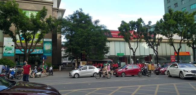 Cảnh sát phường Láng Hạ phải có mặt để đảm bảo an ninh trật tự