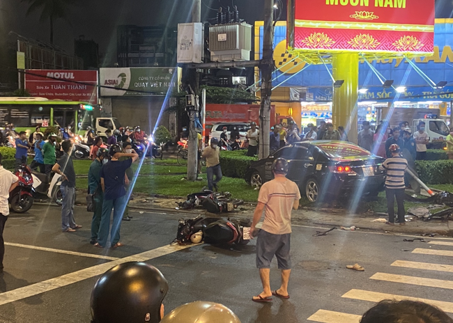 Nhân chứng vụ Camry tông hàng chục xe máy giữa ngã tư Sài Gòn: Ai cũng chảy máu, nữ tài xế sợ hãi vái lạy - Ảnh 5. Nhân chứng vụ Camry tông hàng chục xe máy giữa ngã tư Sài Gòn: Ai cũng chảy máu, nữ tài xế sợ hãi vái lạy - Ảnh 5.