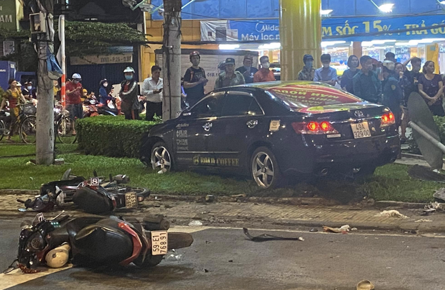 Nhân chứng vụ Camry tông hàng chục xe máy giữa ngã tư Sài Gòn: Ai cũng chảy máu, nữ tài xế sợ hãi vái lạy - Ảnh 1. Nhân chứng vụ Camry tông hàng chục xe máy giữa ngã tư Sài Gòn: Ai cũng chảy máu, nữ tài xế sợ hãi vái lạy - Ảnh 1.