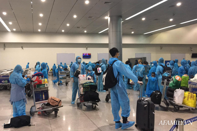 Cận cảnh người lớn, trẻ nhỏ mắc kẹt tại Đà Nẵng mặc đồ bảo hộ xanh thở phào nhẹ nhõm trở về TP.HCM an toàn - Ảnh 5.