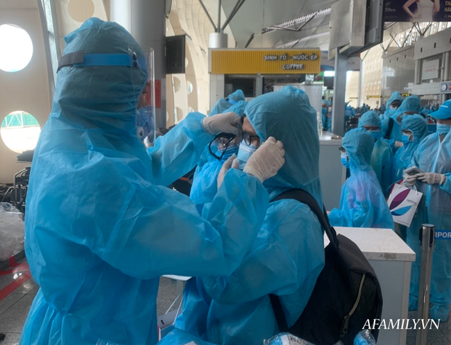Cận cảnh người lớn, trẻ nhỏ mắc kẹt tại Đà Nẵng mặc đồ bảo hộ xanh thở phào nhẹ nhõm trở về TP.HCM an toàn - Ảnh 1.