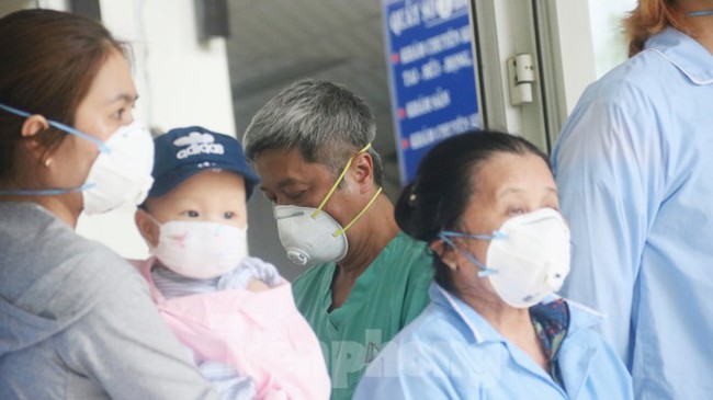 Nghẹn ngào giây phút bé 8 tháng tuổi ở Đà Nẵng chiến thắng COVID-19 về với gia đình - Ảnh 5. Nghẹn ngào giây phút bé 8 tháng tuổi ở Đà Nẵng chiến thắng COVID-19 về với gia đình - Ảnh 5.