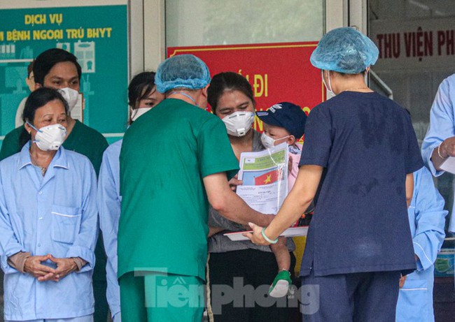 Nghẹn ngào giây phút bé 8 tháng tuổi ở Đà Nẵng chiến thắng COVID-19 về với gia đình - Ảnh 4. Nghẹn ngào giây phút bé 8 tháng tuổi ở Đà Nẵng chiến thắng COVID-19 về với gia đình - Ảnh 4.