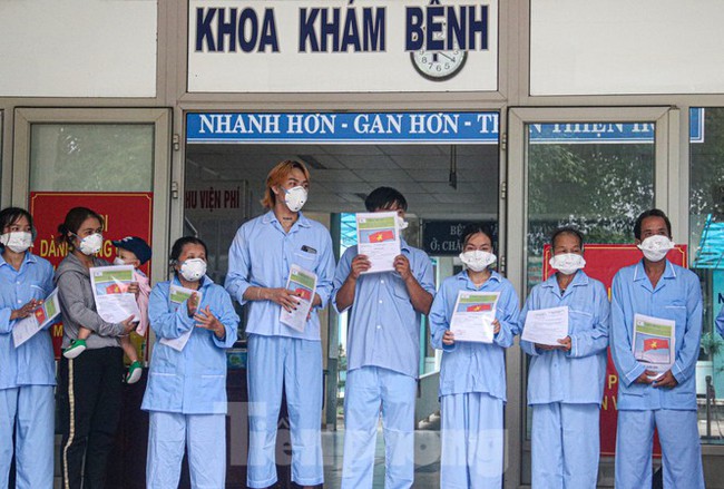 Nghẹn ngào giây phút bé 8 tháng tuổi ở Đà Nẵng chiến thắng COVID-19 về với gia đình - Ảnh 9. Nghẹn ngào giây phút bé 8 tháng tuổi ở Đà Nẵng chiến thắng COVID-19 về với gia đình - Ảnh 9.