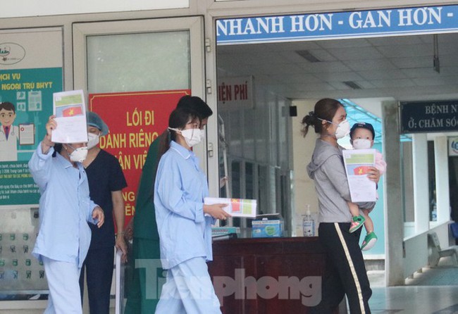 Nghẹn ngào giây phút bé 8 tháng tuổi ở Đà Nẵng chiến thắng COVID-19 về với gia đình - Ảnh 2. Nghẹn ngào giây phút bé 8 tháng tuổi ở Đà Nẵng chiến thắng COVID-19 về với gia đình - Ảnh 2.