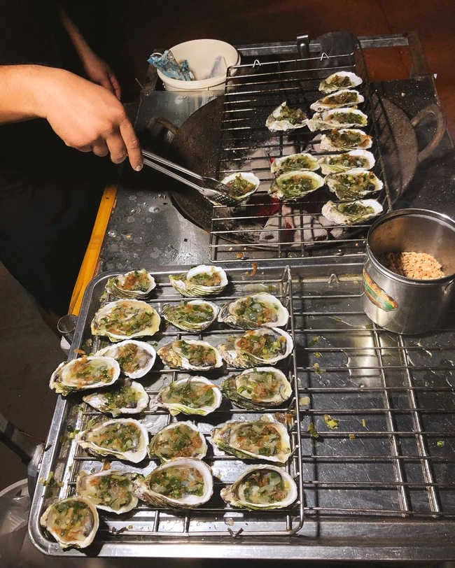 Ẩm thực đường phố Hà Nội lại xuất hiện "tân binh" gây sốt: Hàu nướng mỡ hành, phô mai 5k/con tràn ngập vỉa hè, ăn khác gì hàu nhà hàng 50k/ con? - Ảnh 2. Ẩm thực đường phố Hà Nội lại xuất hiện "tân binh" gây sốt: Hàu nướng mỡ hành, phô mai 5k/con tràn ngập vỉa hè, ăn khác gì hàu nhà hàng 50k/ con? - Ảnh 2.