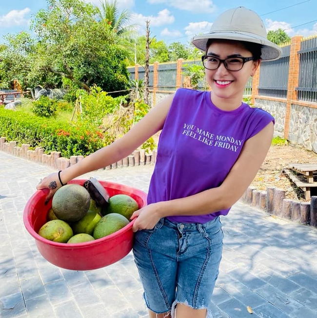 Hải Băng phát biểu: &quot;Kiếm tiền khó, kiếm được nhiều tiền càng khó. Thế nên hãy cúi đầu với những ai đang kiếm tiền bằng mấy cục xạn trong não, tôn trọng những ng kiếm tiền lương thiện với những tư duy của họ. Người chủ động sẽ có ưu thế, người không chủ động chưa chắc thua&quot;.