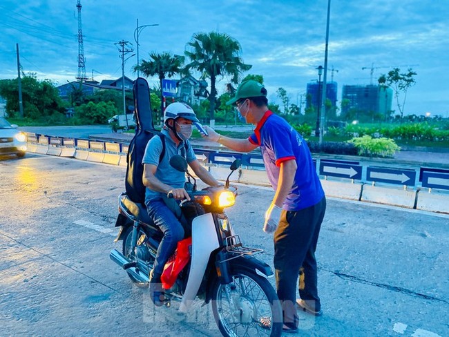 Chốt kiểm soát 'nội bất xuất, ngoại bất nhập' cửa ngõ ra vào TP Hải Dương - Ảnh 3.