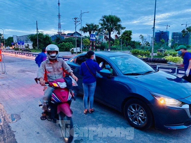 Chốt kiểm soát 'nội bất xuất, ngoại bất nhập' cửa ngõ ra vào TP Hải Dương - Ảnh 4.