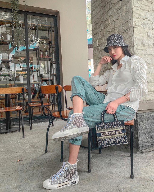 Lan Khuê gây bất ngờ với style cực ngầu. Lan Khuê gây bất ngờ với style cực ngầu.