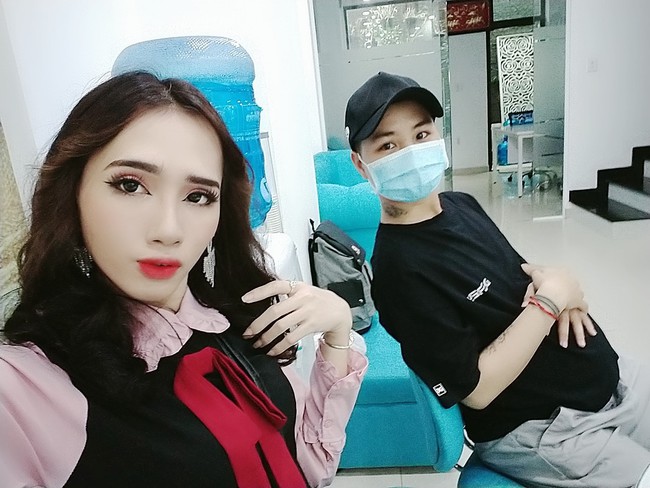 Người đàn ông Việt Nam mang thai kể chi tiết về ngày đi đẻ: 15 y bác sĩ vây xung quanh, đau như muốn 