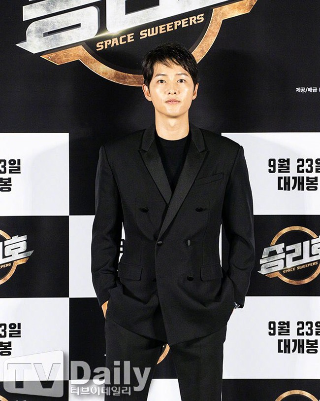 Song Joong Ki phát tướng lần đầu lộ diện công khai như - Ảnh 2.