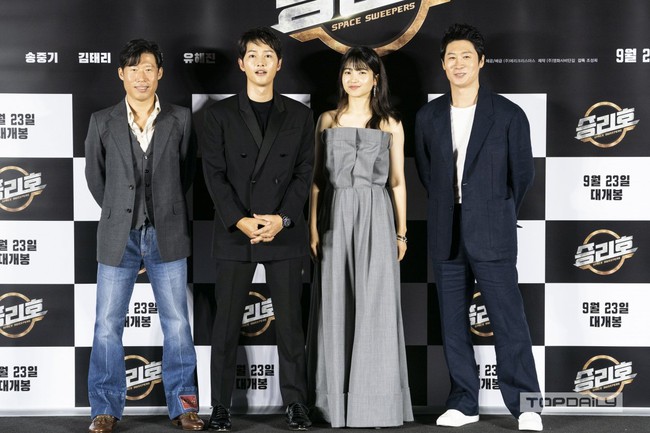 Song Joong Ki phát tướng lần đầu lộ diện công khai như - Ảnh 1.