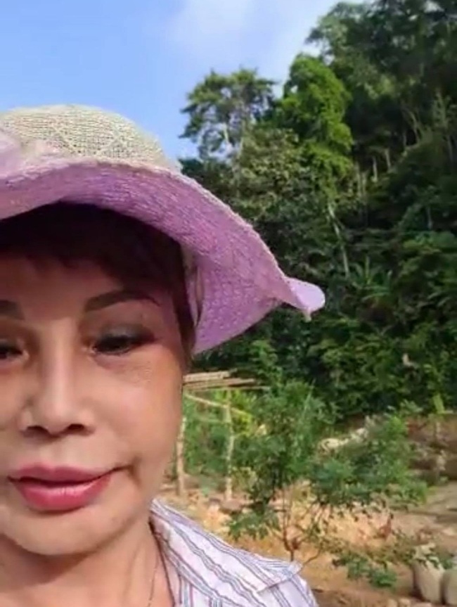 Tự tin chụp ảnh ảo với làn da nhẵn thín, cô dâu 63 tuổi ở Cao Bằng trông như thế nào trong clip livestream? - Ảnh 2.