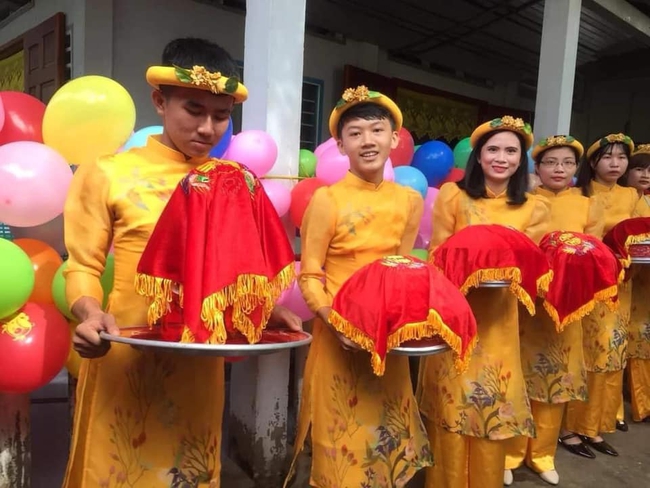 D&acirc;n mạng cười nghi&ecirc;ng ngả với đội h&igrave;nh b&ecirc; tr&aacute;p c&oacute; 2 anh con trai mặc &aacute;o d&agrave;i đứng ngay đầu h&agrave;ng, sự tranh c&atilde;i ph&iacute;a sau mới đ&aacute;ng ch&uacute; &yacute; - Ảnh 2.