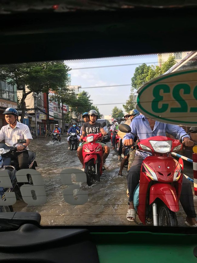 Chàng trai “thánh nhọ” đi du lịch lúc nào cũng gặp sự cố, đi ngắm hoa thì bị cháy rừng, đi đảo thì biển động nhưng pha đến Thái Lan thả đèn trời cùng người yêu mới thật sự rất “thốn”  - Ảnh 4.