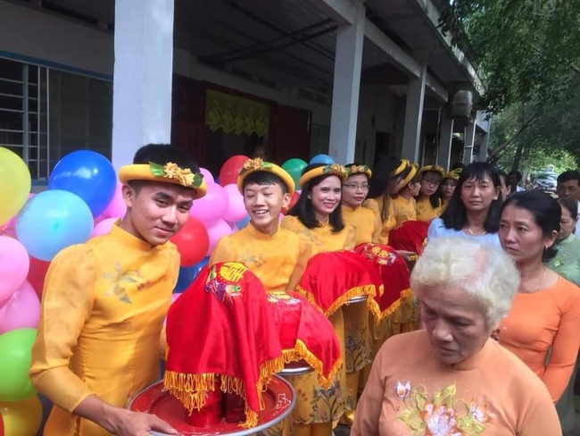 D&acirc;n mạng cười nghi&ecirc;ng ngả với đội h&igrave;nh b&ecirc; tr&aacute;p c&oacute; 2 anh con trai mặc &aacute;o d&agrave;i đứng ngay đầu h&agrave;ng, sự tranh c&atilde;i ph&iacute;a sau mới đ&aacute;ng ch&uacute; &yacute; - Ảnh 1.