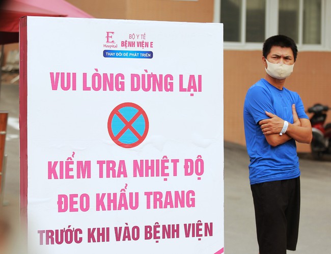 Bệnh viện E buổi sáng đầu tiên sau phong toả: Đồ ăn thức uống tiếp tế qua hàng rào barie - Ảnh 14.