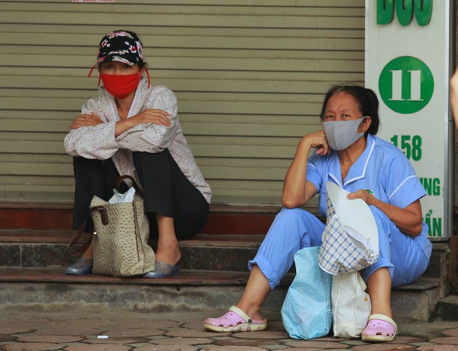 Bệnh viện E buổi sáng đầu tiên sau phong toả: Đồ ăn thức uống tiếp tế qua hàng rào barie - Ảnh 15.