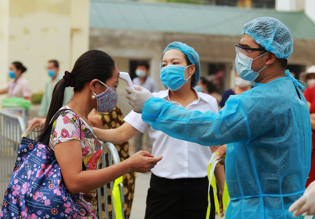 Bệnh viện E buổi sáng đầu tiên sau phong toả: Đồ ăn thức uống tiếp tế qua hàng rào barie - Ảnh 6.