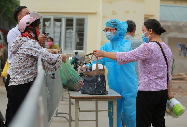 Bệnh viện E buổi sáng đầu tiên sau phong toả: Đồ ăn thức uống tiếp tế qua hàng rào barie - Ảnh 7.