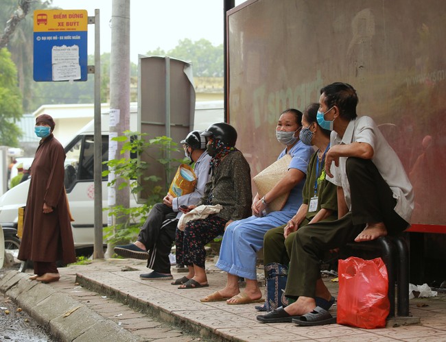 Bệnh viện E buổi sáng đầu tiên sau phong toả: Đồ ăn thức uống tiếp tế qua hàng rào barie - Ảnh 16.