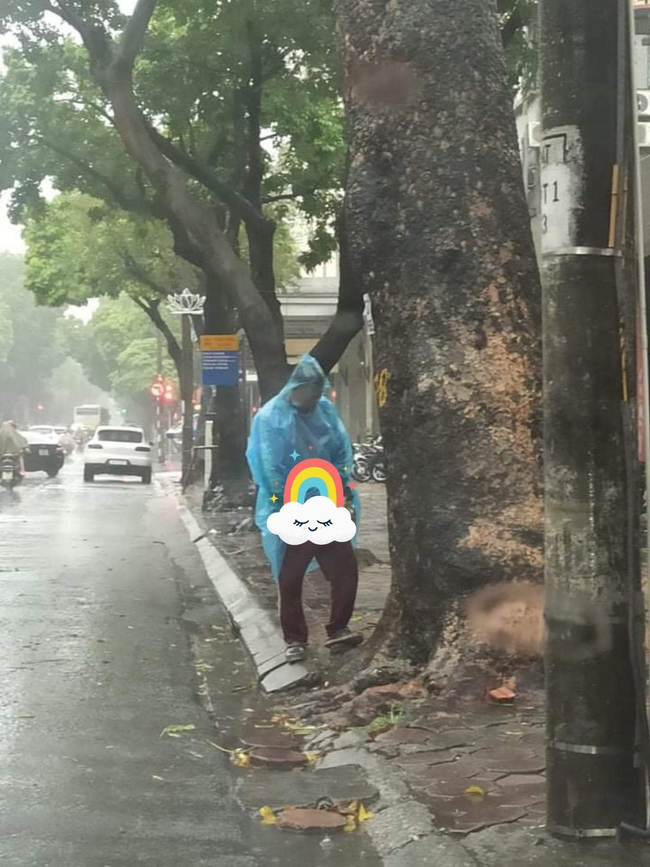Góc ý thức: Người đàn ông đứng dưới cơn mưa tầm tã giữa phố cổ nhưng lại có hành động khiến nhiều người phải đỏ mặt - Ảnh 1. Góc ý thức: Người đàn ông đứng dưới cơn mưa tầm tã giữa phố cổ nhưng lại có hành động khiến nhiều người phải đỏ mặt - Ảnh 1.