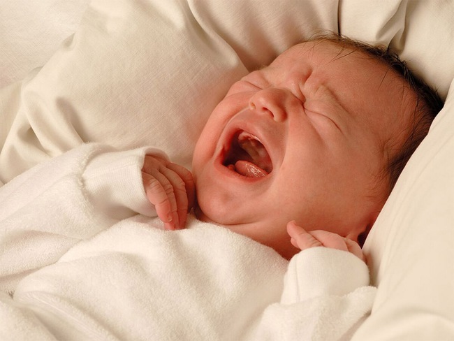 5 mối nguy hiểm khi cho trẻ sơ sinh nằm gối: Bác sĩ khuyến khích người mẹ chỉ nên cho trẻ sử dụng gối sau độ tuổi này - Ảnh 1.