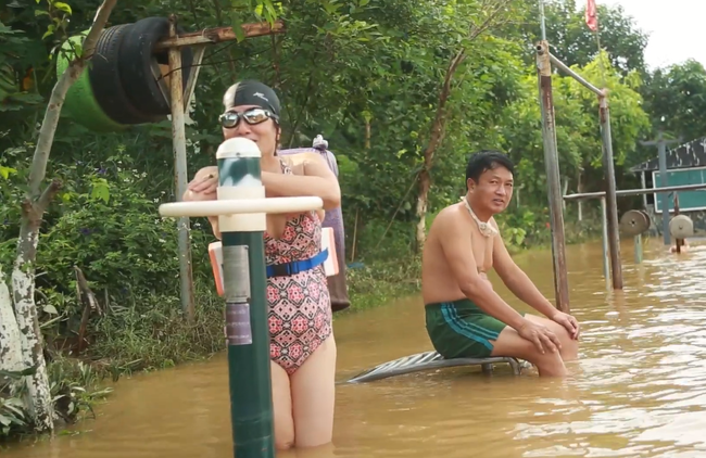 Người dân Hà Nội bì bõm tập thể dục giữa biển nước mênh mông sau trận mưa xối xả - Ảnh 1.