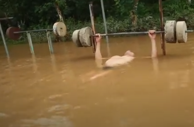 Người dân Hà Nội bì bõm tập thể dục giữa biển nước mênh mông sau trận mưa xối xả - Ảnh 3.