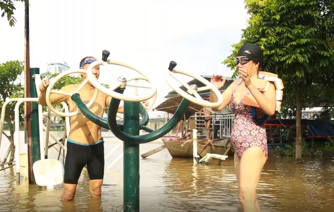 Người dân Hà Nội bì bõm tập thể dục giữa biển nước mênh mông sau trận mưa xối xả - Ảnh 2.