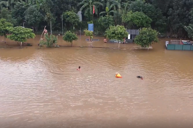 Người dân Hà Nội bì bõm tập thể dục giữa biển nước mênh mông sau trận mưa xối xả - Ảnh 5.